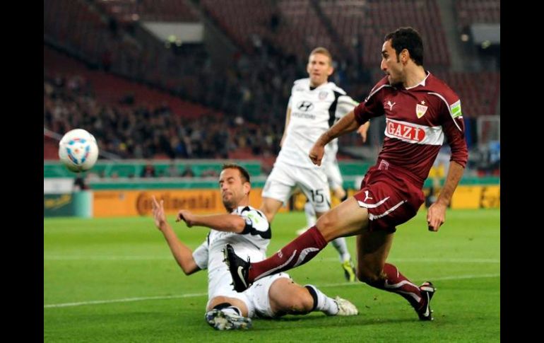 El jugador del Stuttgart, Cristian Molinaro (D), pelea por el control del balón con el jugador del FSV Frankfurt, Bjoern Schlick. EFE  /