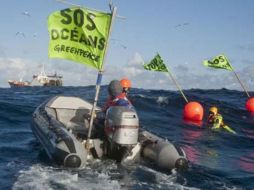 Los activistas de Greenpeace, que portaban pancartas con el mensaje 'Stop sobrepesca' bloquean un pesquero francés. EFE  /