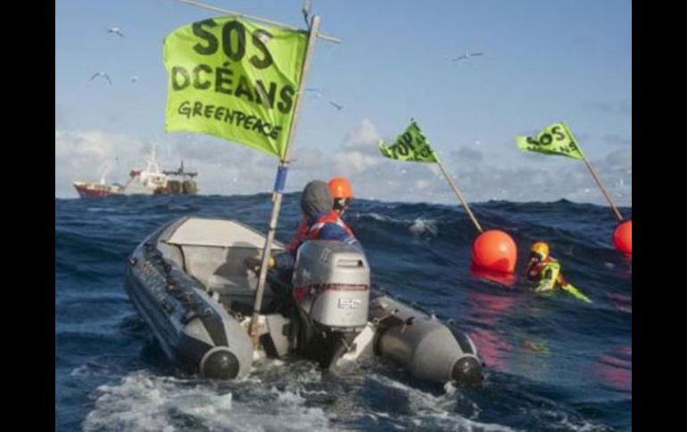 Los activistas de Greenpeace, que portaban pancartas con el mensaje 'Stop sobrepesca' bloquean un pesquero francés. EFE  /