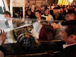 Los fieles admiraron una escultura de cera que vestía un atuendo de Juan Pablo II.  /