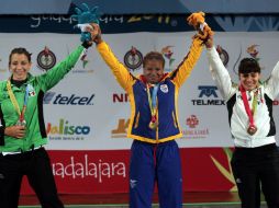 Cynthia Domínguez (i) y Aremi Fuentes (d) hicieron el 2-3 en Halterofilia modalidad 69kg. EFE  /