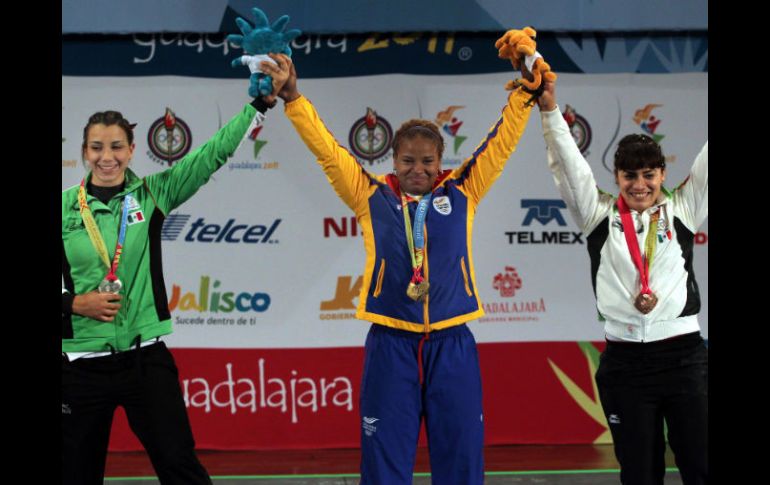 Cynthia Domínguez (i) y Aremi Fuentes (d) hicieron el 2-3 en Halterofilia modalidad 69kg. EFE  /