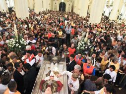 Tapatíos abarrotaron ayer la Catedral Metropolitana para admirar las reliquias del Papa Juan Pablo II.  /