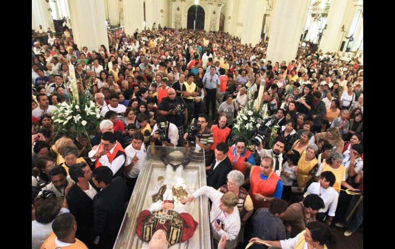 Tapatíos abarrotaron ayer la Catedral Metropolitana para admirar las reliquias del Papa Juan Pablo II.  /