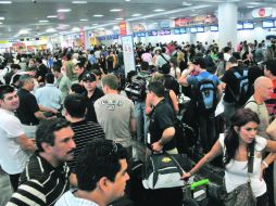 El meteoro provoca la suspensión de al menos 18 vuelos en Cancún y la alerta continuará por al menos 36 horas. AP  /