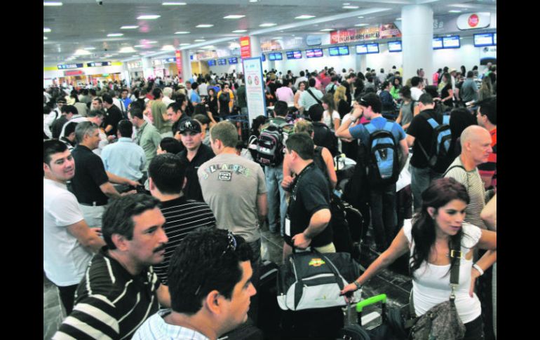 El meteoro provoca la suspensión de al menos 18 vuelos en Cancún y la alerta continuará por al menos 36 horas. AP  /