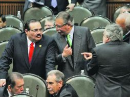 Legisladores dialogan durante la sesión de ayer en San Lázaro. Hoy debaten la iniciativa preferente. EL UNIVERSAL  /