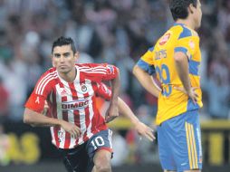 Alberto Medina (10) anotó el único gol del partido, el cual aseguró a Chivas seguir como el líder general del torneo. MEXSPORT  /