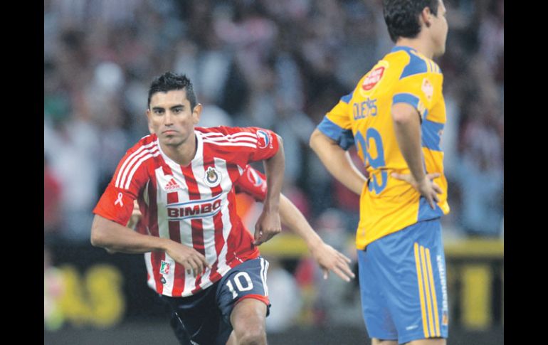 Alberto Medina (10) anotó el único gol del partido, el cual aseguró a Chivas seguir como el líder general del torneo. MEXSPORT  /