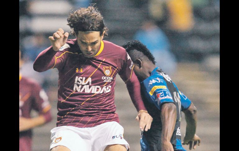 Duilio Davino (izq.) pelea por el balón con el jugador del Puebla, Duvier Riasco. MEXSPORT  /