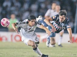 Jahír Barraza (Atlas) y José María Basanta (Rayados) , durante una jugada en el partido de ayer en el Tecnológico. MEXSPORT  /