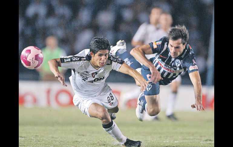 Jahír Barraza (Atlas) y José María Basanta (Rayados) , durante una jugada en el partido de ayer en el Tecnológico. MEXSPORT  /