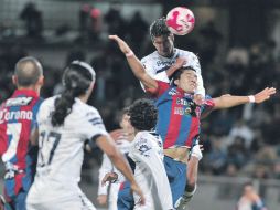 Lalo Herrera (Pumas) le gana un balón por aire a Alfonso Luna (Atlante), durante el juego. EFE  /