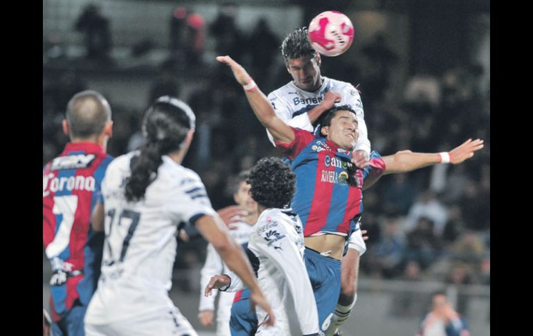 Lalo Herrera (Pumas) le gana un balón por aire a Alfonso Luna (Atlante), durante el juego. EFE  /