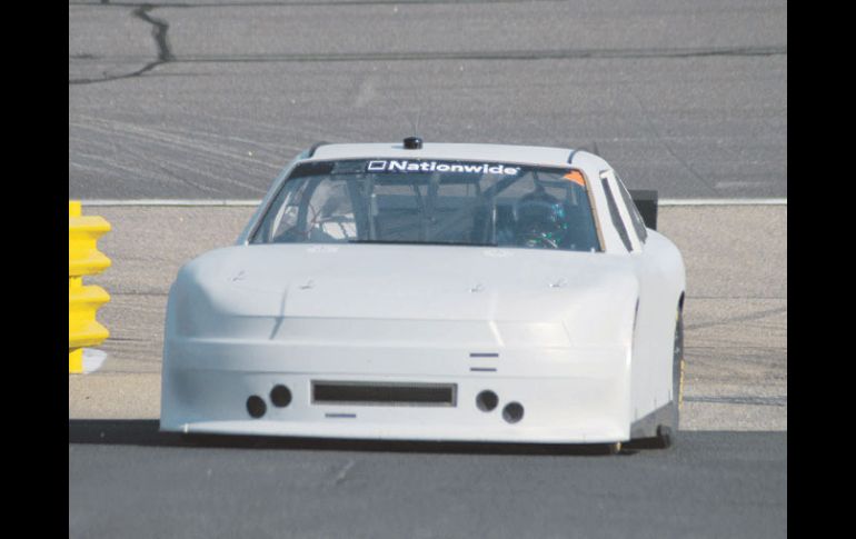 En la imagen, Toño Pérez conduce uno de los stock cars de la Nascar Nationwide. ESPECIAL  /