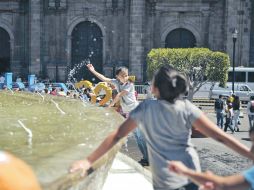 En las calles y las plazas de la ciudad hay muchos niños por estos días.  /