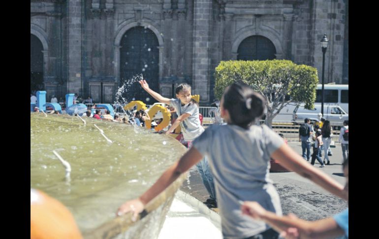 En las calles y las plazas de la ciudad hay muchos niños por estos días.  /