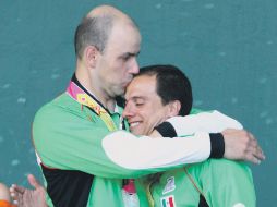 Francisco Mendiburu y Rodrigo Ledesma festejan la plata obtenida. NTX  /