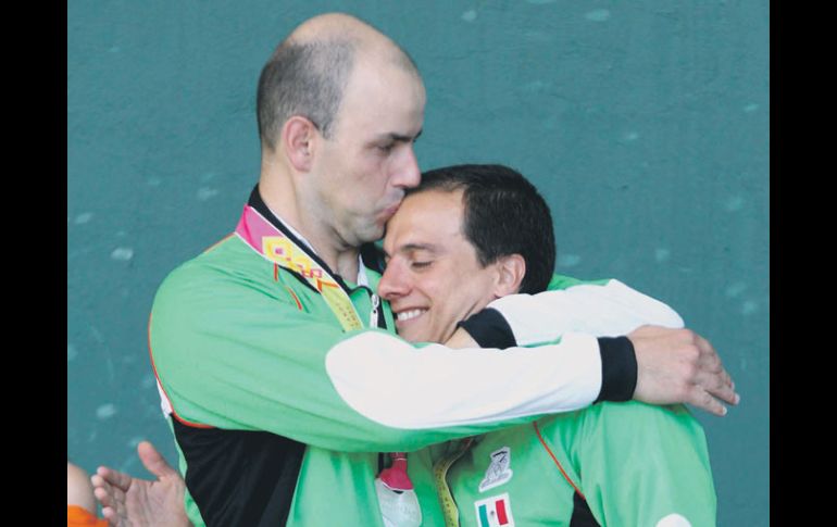 Francisco Mendiburu y Rodrigo Ledesma festejan la plata obtenida. NTX  /