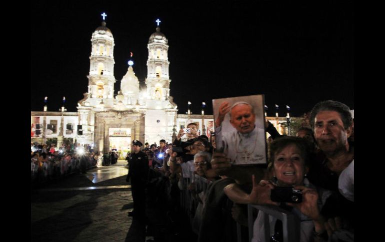 Cabe referir que el paso de las reliquias en Zapopan supuso una vela con agrupaciones de jóvenes.  /