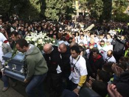 Gente cercana del piloto Moto GP porta su ataúd a su llegada a la iglesia de Coriano. EFE  /