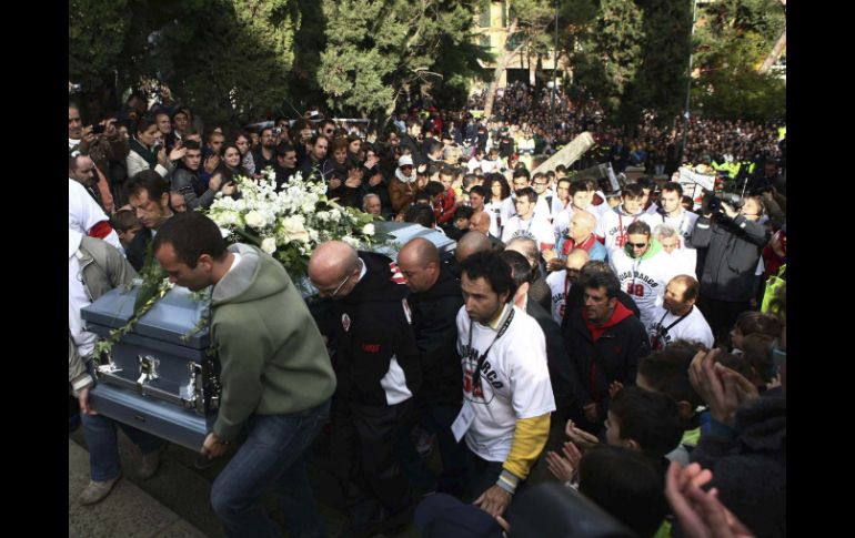 Gente cercana del piloto Moto GP porta su ataúd a su llegada a la iglesia de Coriano. EFE  /