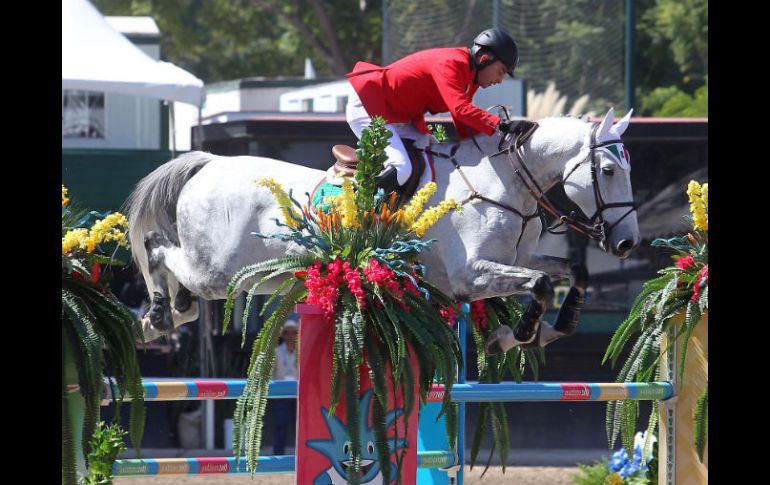 González y Criptonite en competencia ecuestre de saltos individual.  /