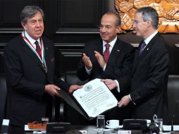 Cuauhtémoc Cárdenas Solórzano recibe la medalla de manos del presidente del Senado de República, José González Morfín. EL UNIVERSAL  /