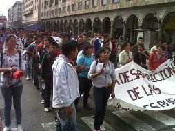 Dos mil 500 personas recorren la vía desde la Plaza Juárez.  /