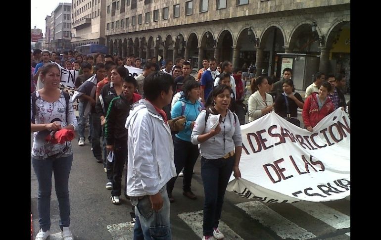 Dos mil 500 personas recorren la vía desde la Plaza Juárez.  /