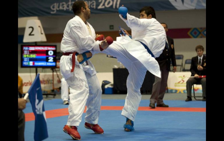 Arturo Ramírez, de azul, pateando a Iván González, de Puerto Rico. MEXSPORT  /