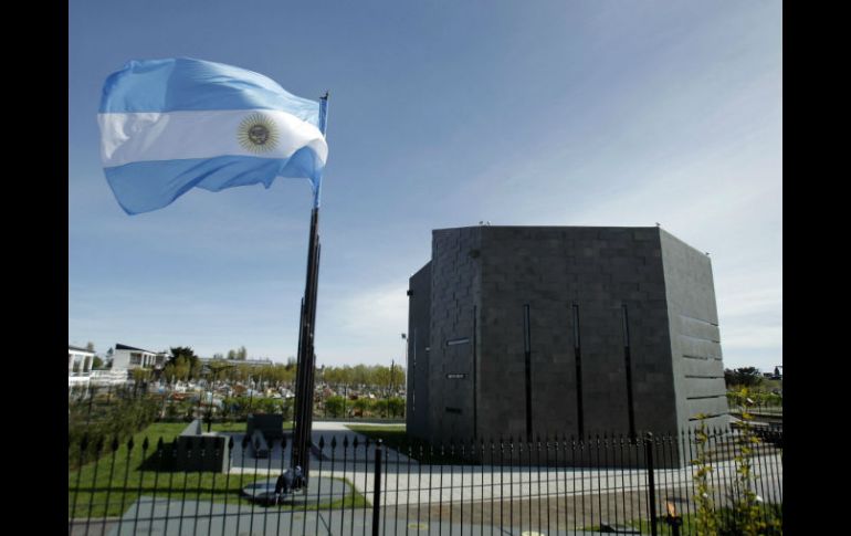 Los restos de  Néstor Kirchneren fueron depositados esta mañana en un mausoleo del cementerio de Río Gallegos (foto). EFE  /