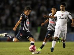 Nery Cardozo de Monterrey y Luis Robles de Atlas durante el juego en el que rojinegros perdió ante rayados. MEXSPORT  /