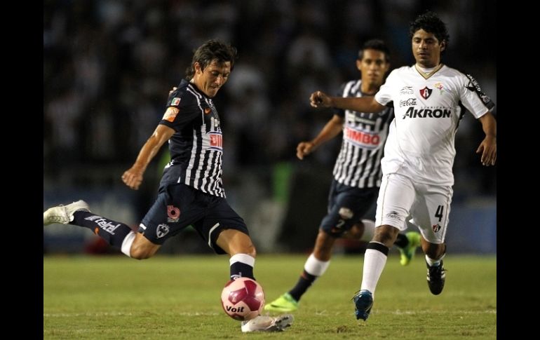 Nery Cardozo de Monterrey y Luis Robles de Atlas durante el juego en el que rojinegros perdió ante rayados. MEXSPORT  /