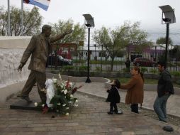 En diversas naciones sudamericanas, se ha homenajeado al ex presidente argentino Néstor Kirchner a un año de su muerte. REUTERS  /