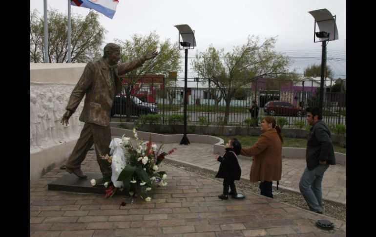 En diversas naciones sudamericanas, se ha homenajeado al ex presidente argentino Néstor Kirchner a un año de su muerte. REUTERS  /