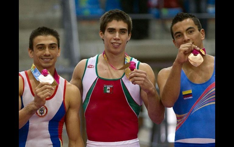 Daniel Corral (c) junto a Jorge Giraldo (i) y Jorge Pena, en la premiación de los ganadores de caballo con arzones. REUTERS  /