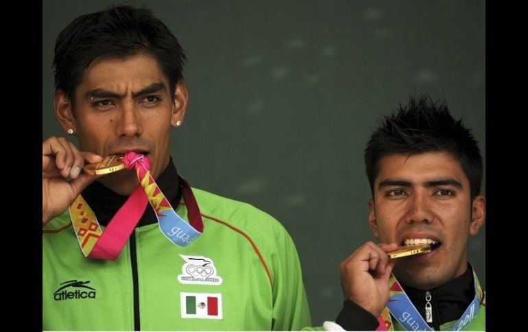 Orlando Díaz y Jorge Alcántara ganadores de la mellada de oro en frontenis, durante los Juegos Panamericanos 2011. MEXSPORT  /