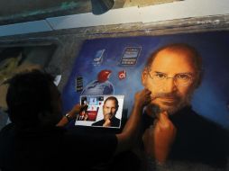 Isaacson no pasó mucho tiempo siguiendo cada paso de Jobs. Un hombre realiz auna pintura del fundador de Apple. AP  /