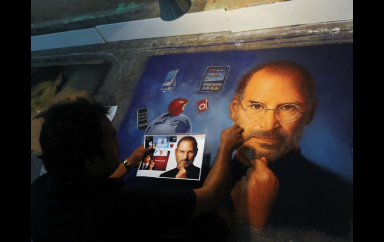 Isaacson no pasó mucho tiempo siguiendo cada paso de Jobs. Un hombre realiz auna pintura del fundador de Apple. AP  /