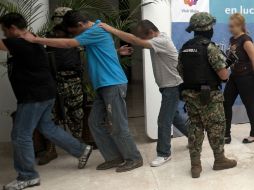 Los 11 detenidos fueron presentados hoy a los medios de comunicación en una rueda de prensa. AFP  /