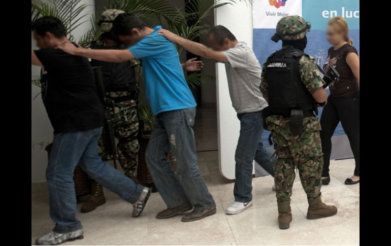 Los 11 detenidos fueron presentados hoy a los medios de comunicación en una rueda de prensa. AFP  /