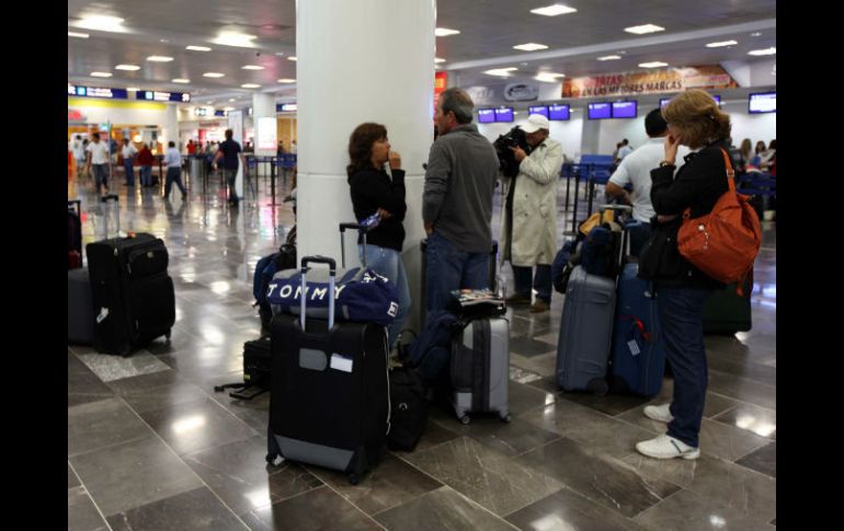 De los vuelos cancelados, 68 son de llegada y el resto de salida; el 80% de los turistas permanecen en hoteles o refugios. NTX  /