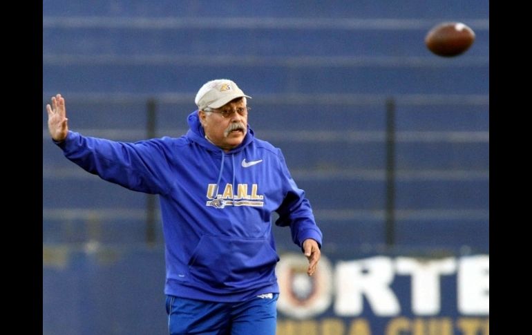 Pedro Morales, entrenador de los Auténticos Tigres de la UANL, durante sesión de entrenamiento. MEXSPORT  /