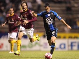 Luis Garcia de Puebla y Duilio Davino de Estudiantes durante el partido. MEXSPORT  /