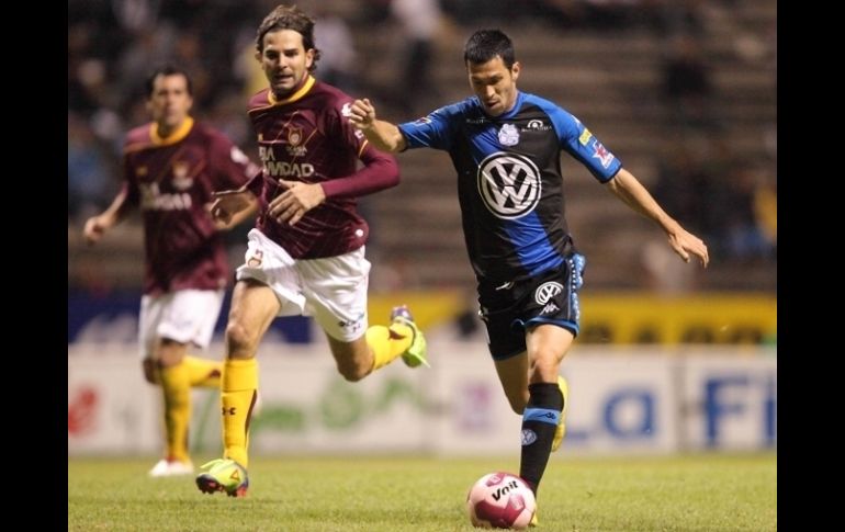 Luis Garcia de Puebla y Duilio Davino de Estudiantes durante el partido. MEXSPORT  /