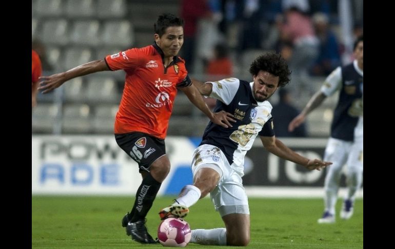 Christian Valdez de Jaguares y Enrique Esqueda de Pachuca durante juego de la semana 12 del Apertura 2011. MEXSPORT  /