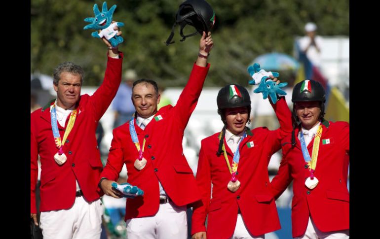 El equipo mexicano ecuestre logró ganar una histórica medalla de bronce en Saltos por equipo. MEXSPORT  /