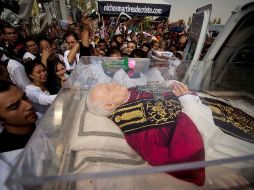 Al grito de “¡Queremos ver al Papa!”, fieles que no pudieron entrar a la capilla provisional lograron acercarse.  /