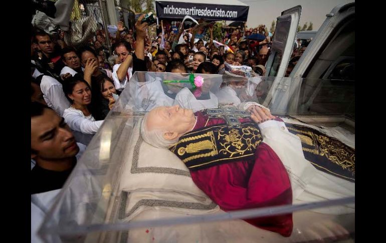 Al grito de “¡Queremos ver al Papa!”, fieles que no pudieron entrar a la capilla provisional lograron acercarse.  /